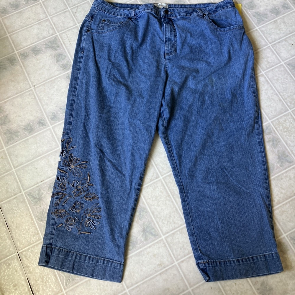 CJ Banks Women's Mid Rise Denim Floral Embroidered Cut out Capris‎ Size 20W